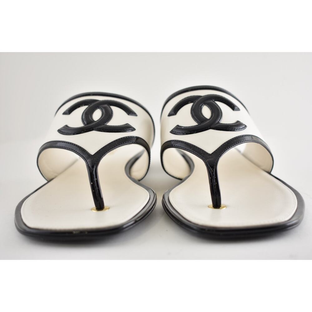 Chanel 26B White Black Patent CC Logo Thong Mule Slide Flip Flop Flat Sandal 42 - Picture 9 of 16